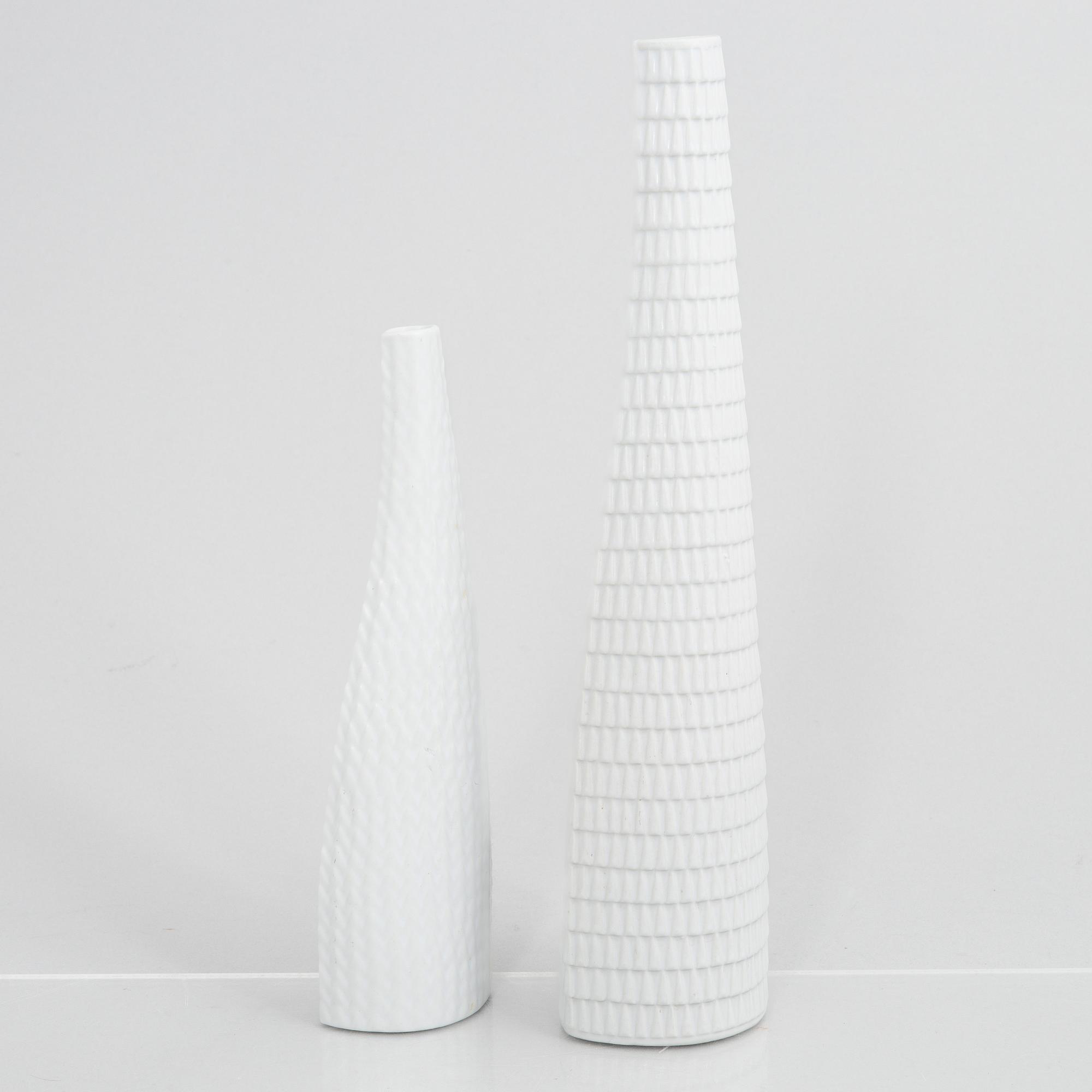 Stig Lindberg, a set of two stoneware vases, and two dish, "Reptil" and a vase "Fjäll", Gustavsberg 1953-63 and 1960-61.