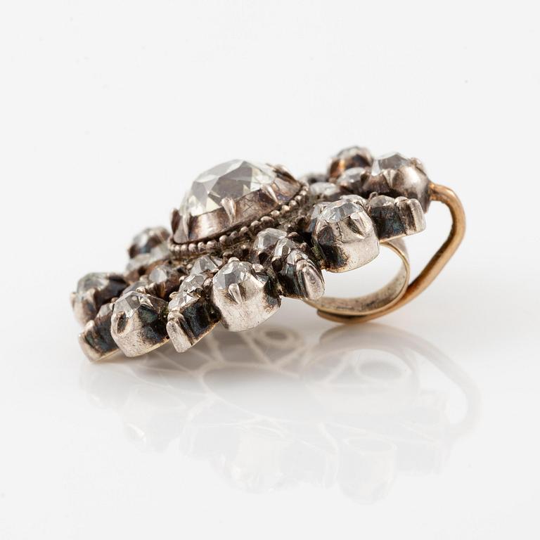 A pendant in silver and 14K gold set with old-cut diamonds.
