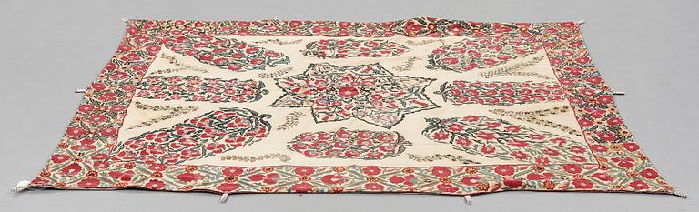 AN ANTIQUE NURATA SUZANI EMBROIDERY, ca 204 x 167,5 cm.