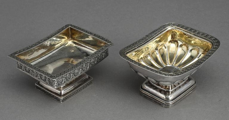 SALTKAR, 2 st. Empire, Ryssland, 1800-talets första hälft. Ett daterat 1822. Vikt ca 108 gram.
