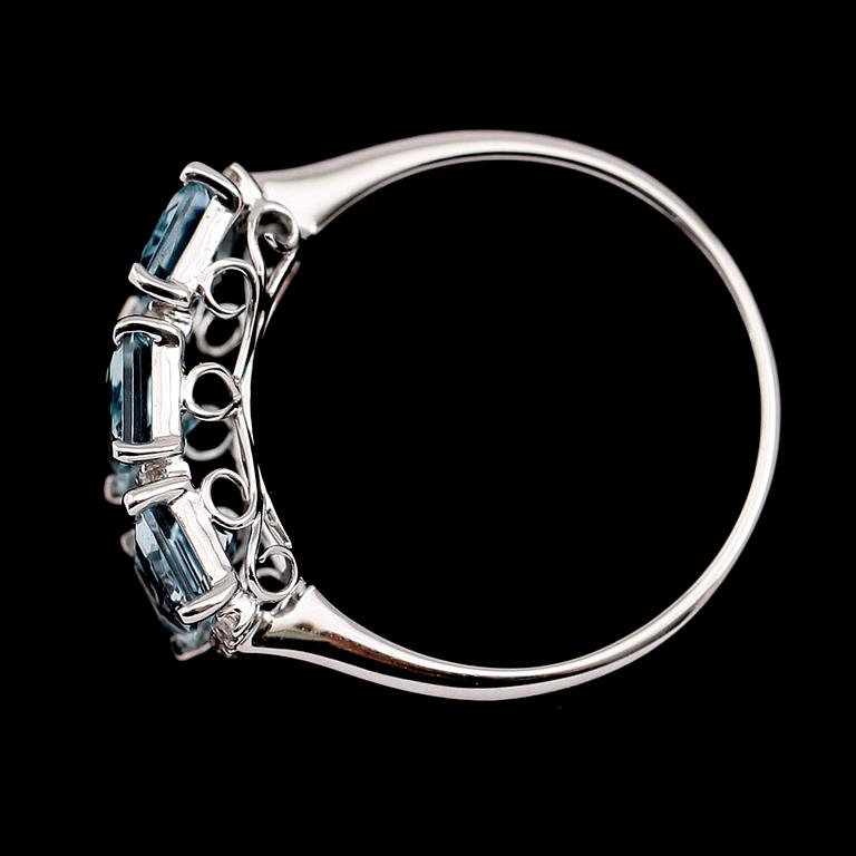 RING, 18 k vitguld, akvamariner tot 1.88 ct, briljantslipade diamanter tot 0.08 ct.