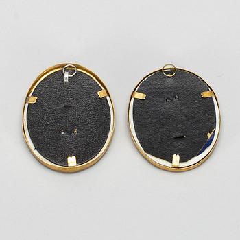 MINIATYRER, 2 st, på porslin. En föreställande Gustaf Mauritz Armfelt, 1900-tal.