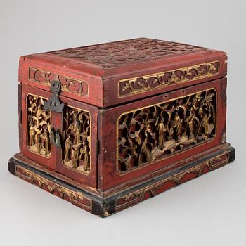 A large red lacquered Chinese box Qing dynasty, 19th century.