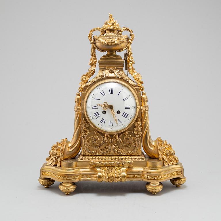 A FRENCH BRONZE MANTEL CLOCK, second half of the 19th century.
