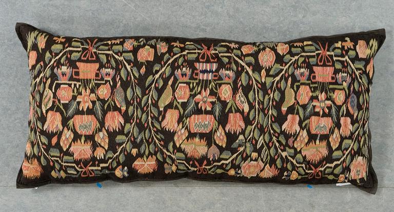 ÅKDYNA, flamskväv. "Vaser i kransar". 117x52,5 cm. Skåne 1800-tal - omkring 1900.