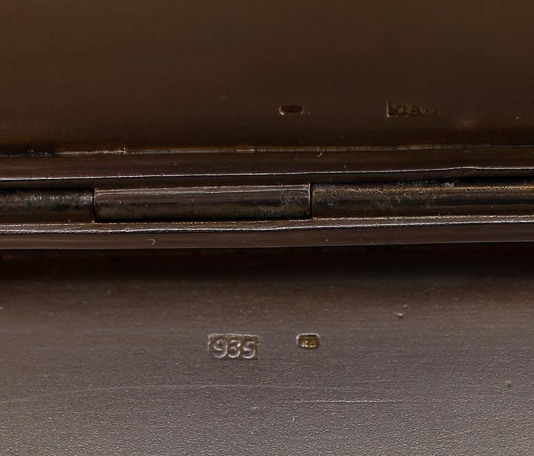 DOSA, silver och emalj, 1900-talets första hälft. Vikt ca 126 gram.