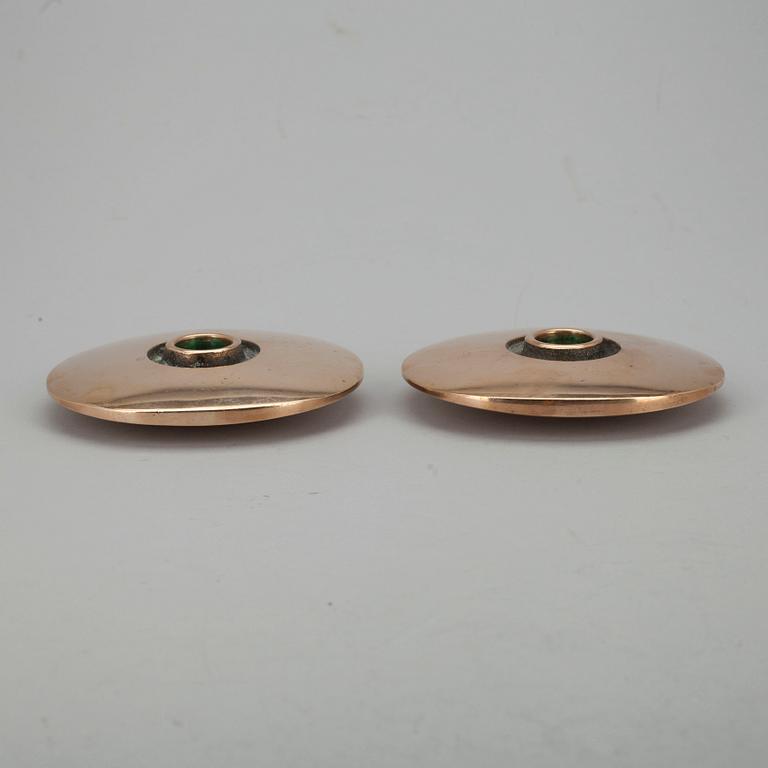 KYNTTILÄNJALKAPARI. Pronssia. Signeerattu Gardberg, Boda Finland.