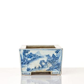 A large rectangular blue and white flower pot, Qing dynasty, 18th Century.