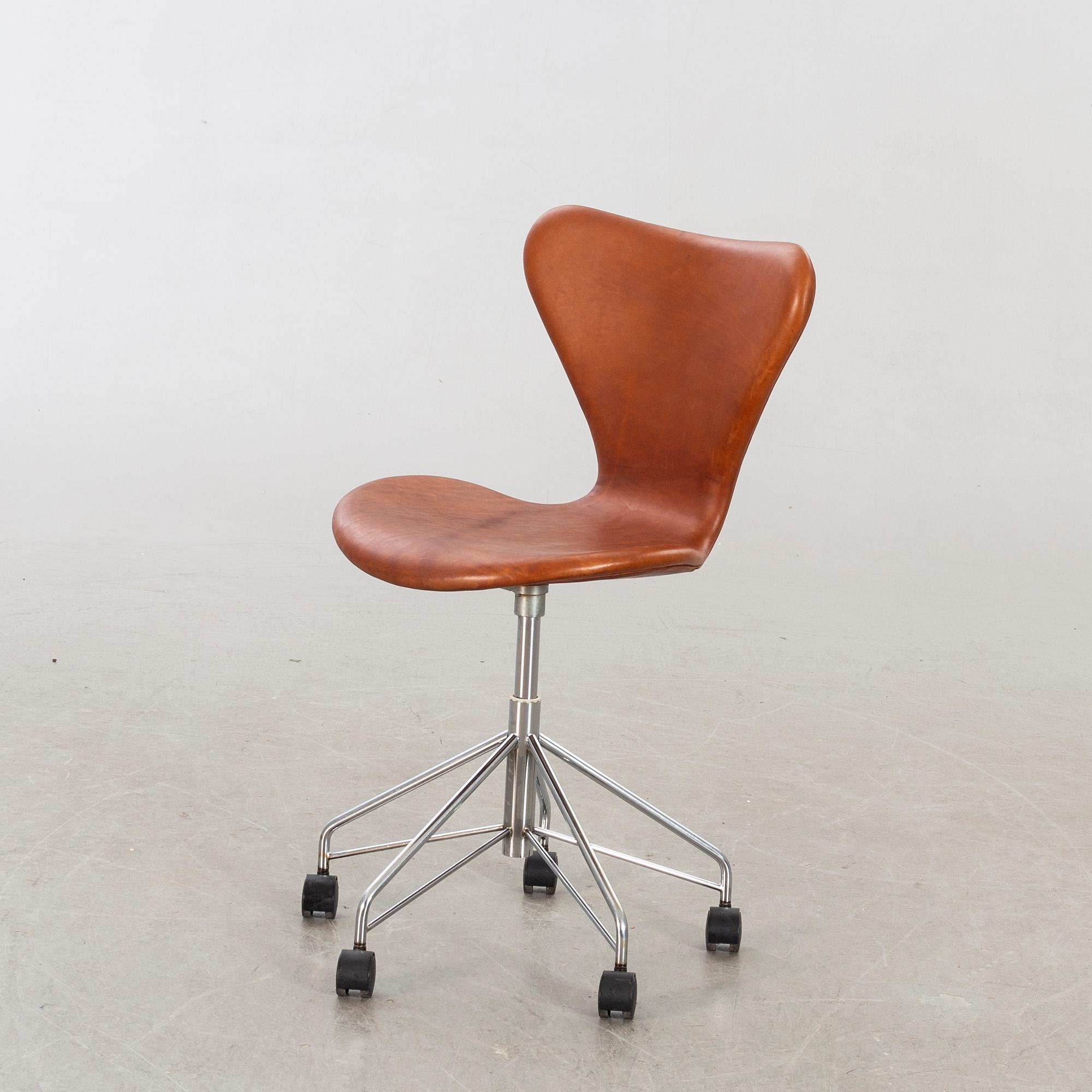 ARNE JACOBSEN, skrivbordsstol "Sjuan", för Fritz Hansen Danmark 1992.