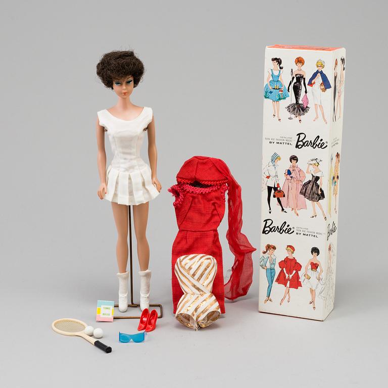 A "Midge" barbie with original box and acessories, Mattel 1962.