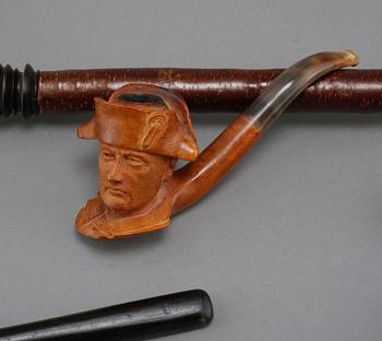 PARTI PIPOR, 5 st, bl a trä och porslin, 1800/1900-tal.