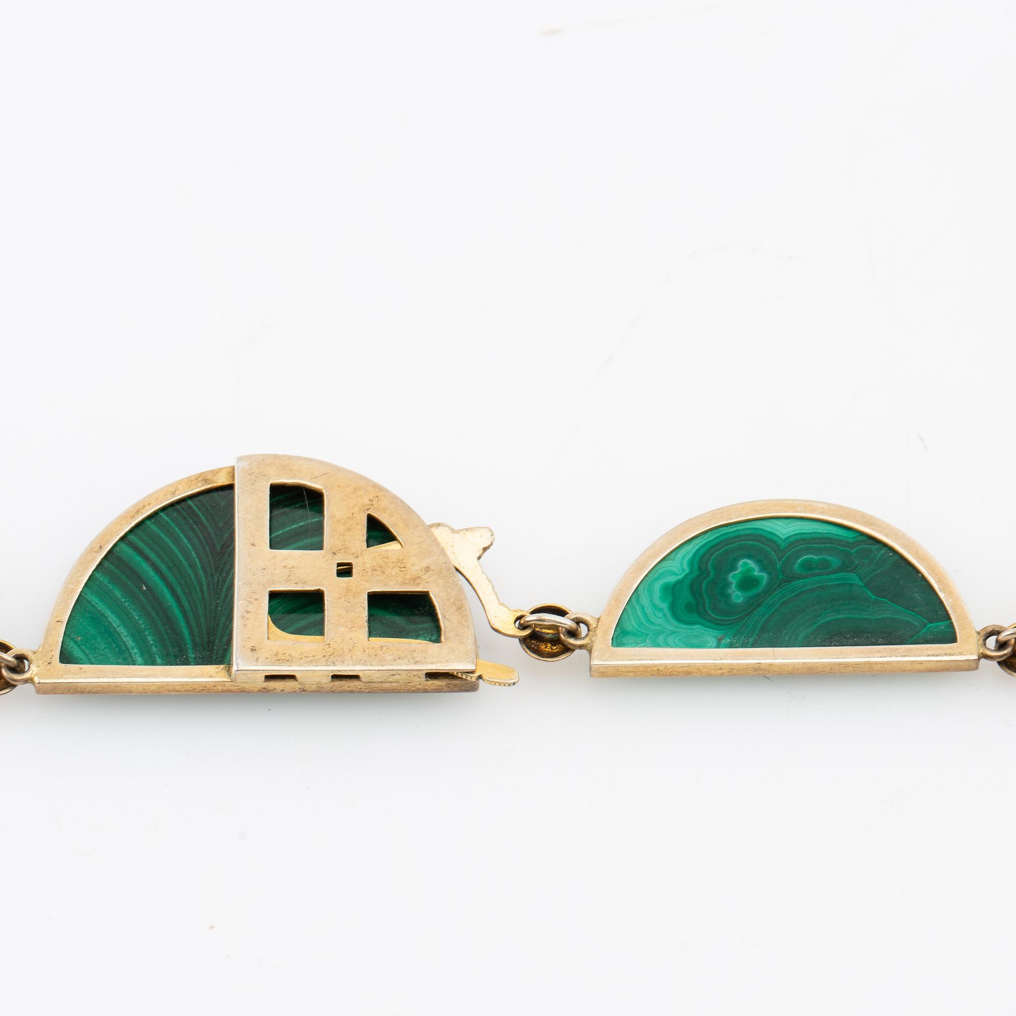 Halsband, ring och armband med slipade malakiter, Kina 1900-talets första hälft.