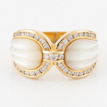 Ring in 18K gold with mother-of-pearl and round brilliant-cut diamonds.