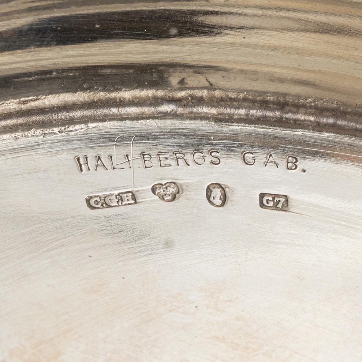 A silver bowl and a tray, including CG Hallberg, Stockholm, 1909.