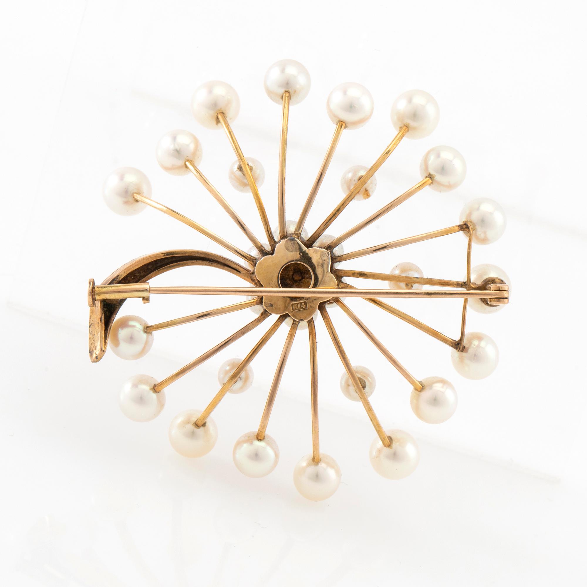 Brooch 14K gold with cultured pearls.