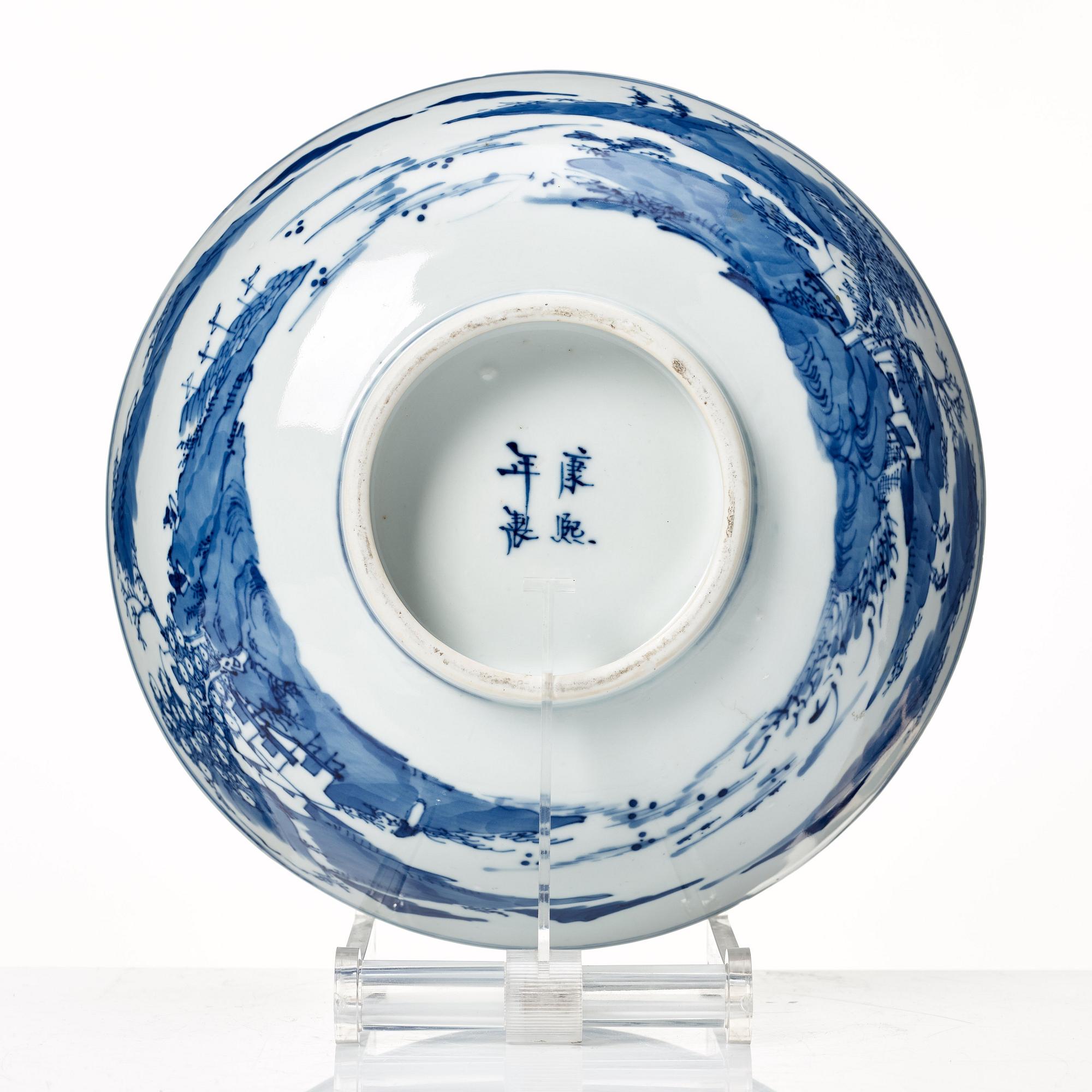 SKÅL, porslin. Qingdynastin, 1800-tal med Kangxis märke.
