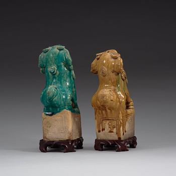 RÖKELSEHÅLLARE, två stycken, keramik. Ming dynastin (1368-1644).