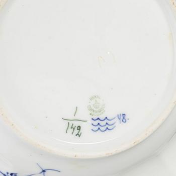 Royal copenhagen, servisdelar, 9 st, porslin, "Musselmalet" riflet, Danmark, delvis 1898-1923.