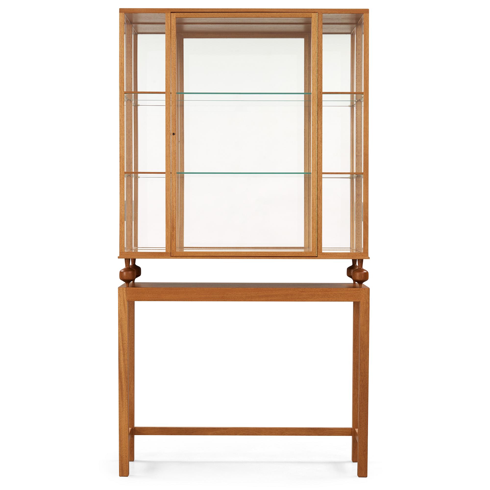 JOSEF FRANK, vitrinskåp av mahogny för Firma Svenskt Tenn, modell 2077, efter 1985.