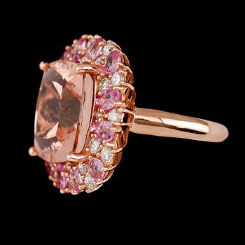 RING, 18 k roséguld, morganit ca 11.85 ct, 12 rosa safirer ca 2.10 ct, 24 briljantslipade diamanter tot ca 0.98 ct.