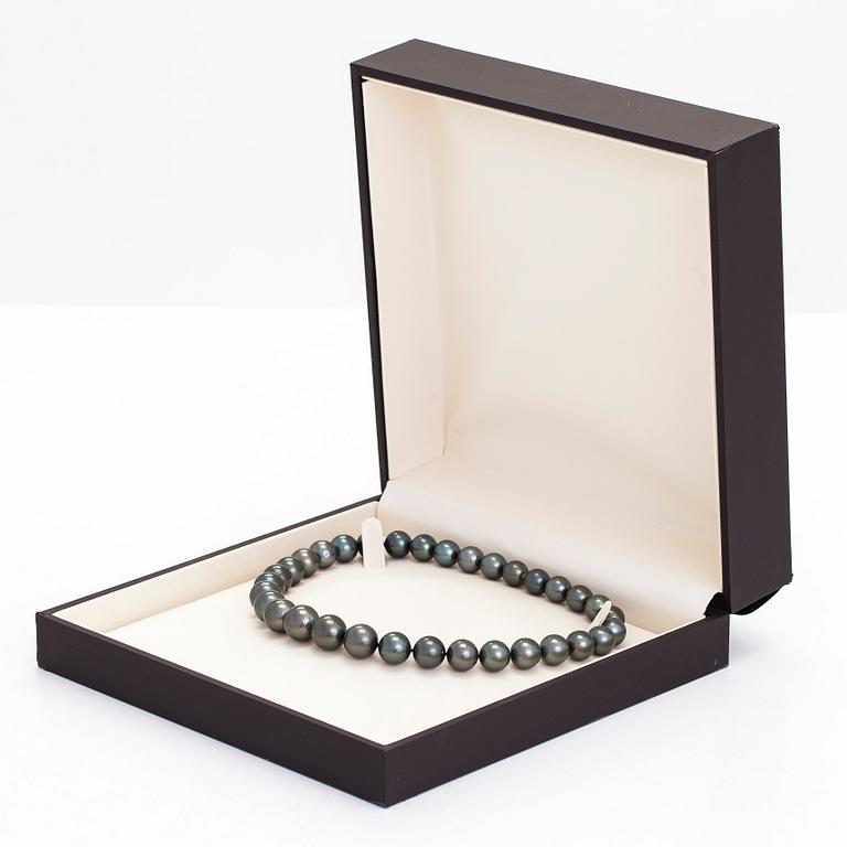 Necklace with cultured Tahitian pearls, 14K gold clasp.