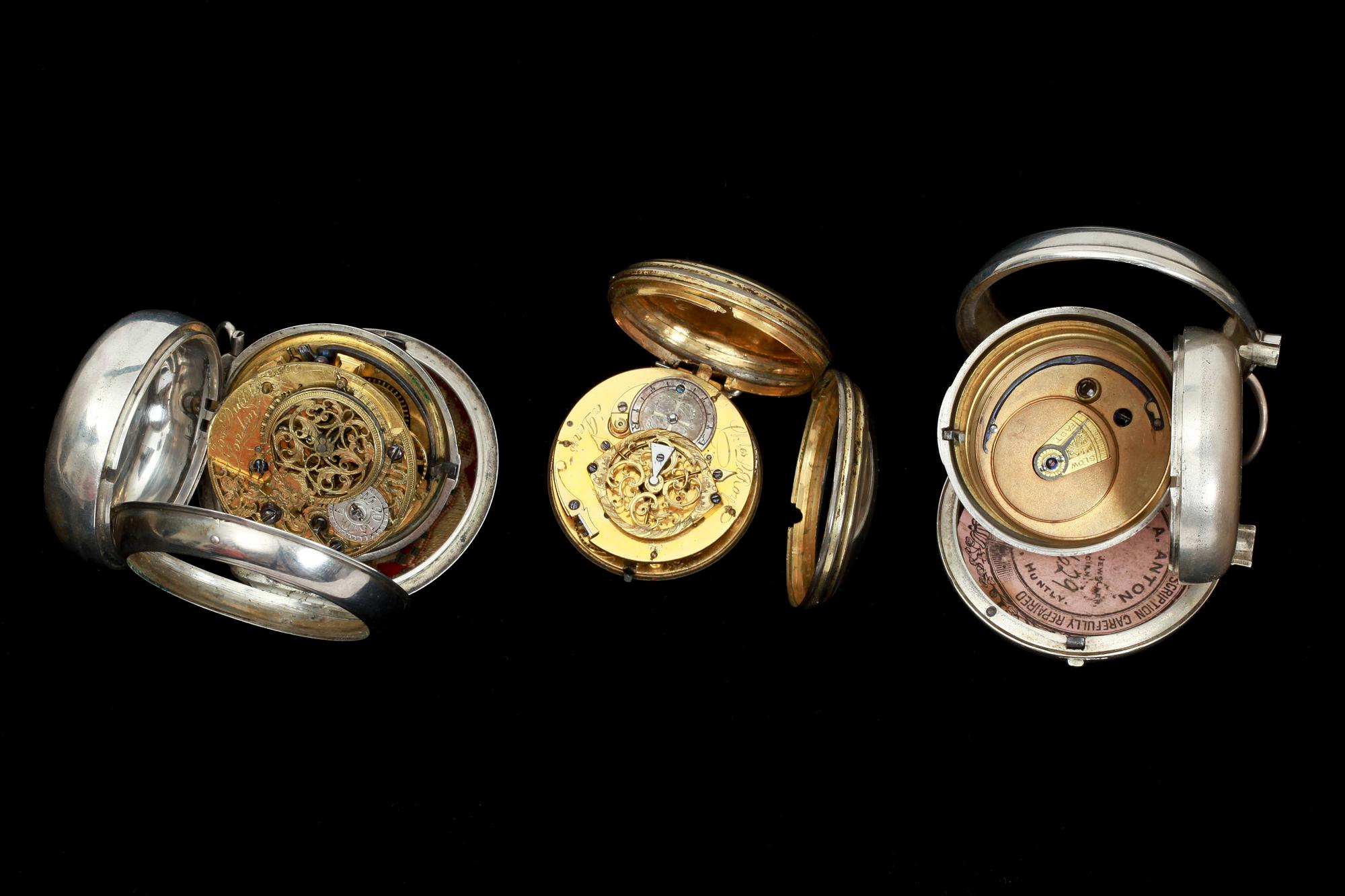 HERRFICKUR, 3 st, bl a silver, omkring år 1800.