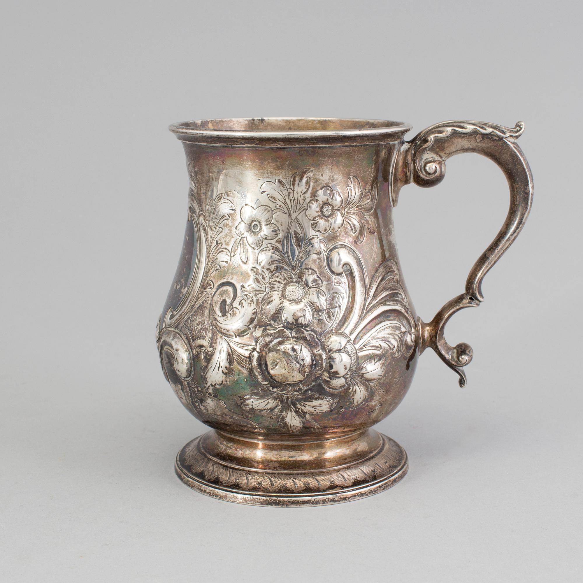 An English mid 19th century parcel-gilt mugg, London 1855.