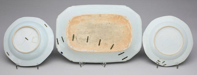 FAT, ASSIETTE samt BÄRTALLRIK, porslin. Qing dynastin. Qianlong 1736-95.