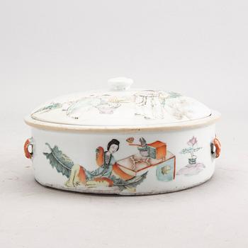 A Chinese porcelain 19th century dish.