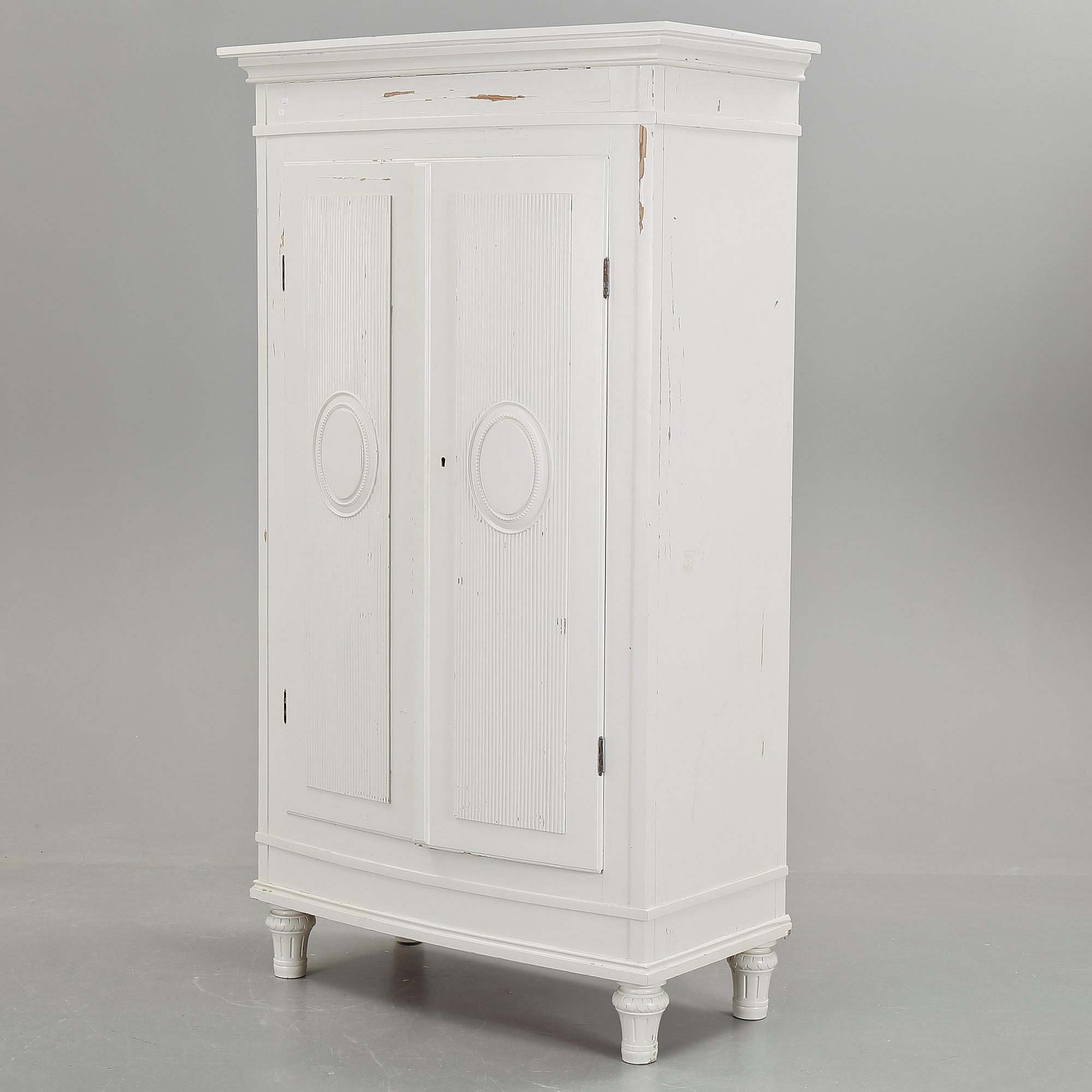 KLÄDSKÅP, gustaviansk stil, 1900-talets början.