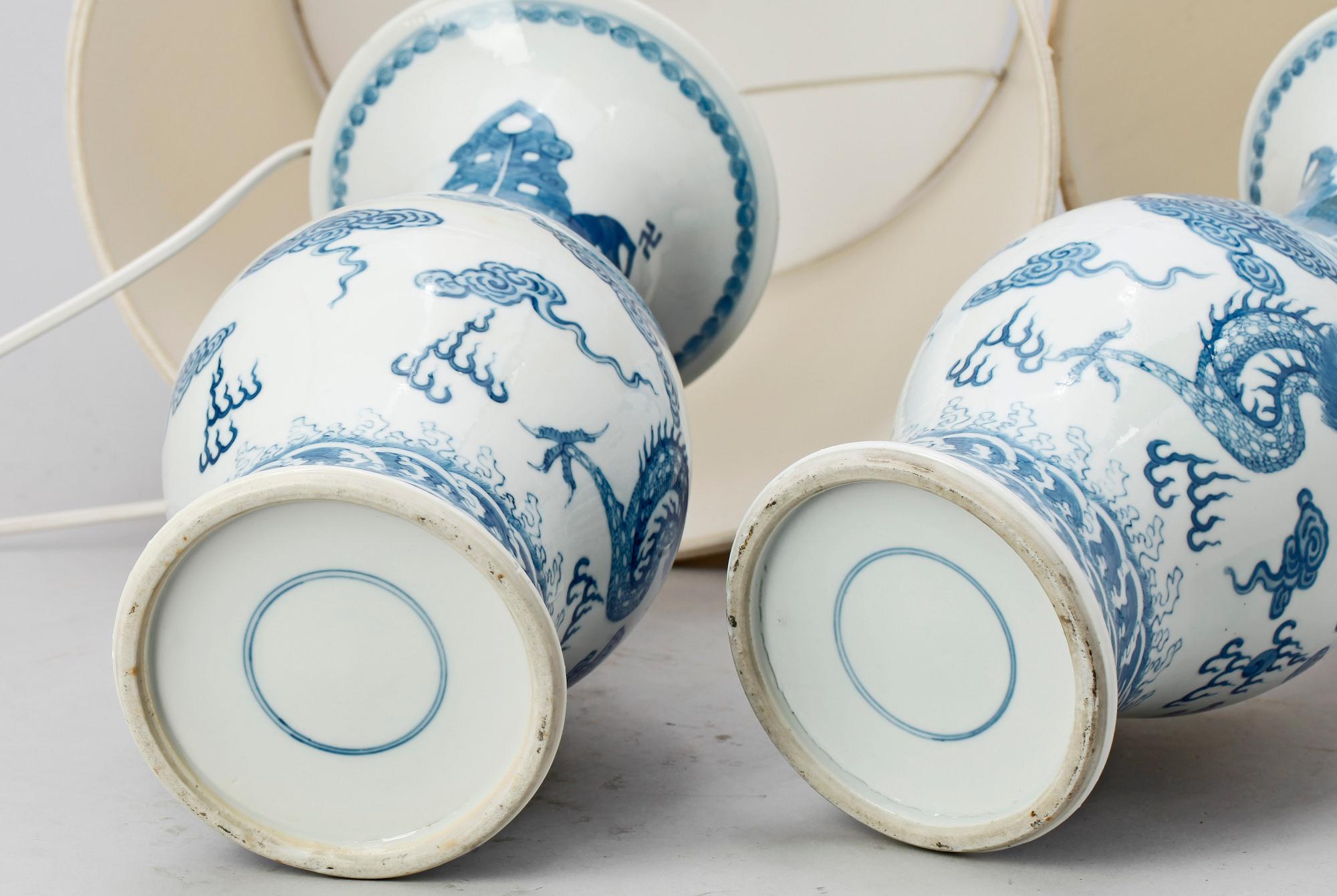 BORDSLAMPOR, ett par, porslin, Kina 1900-tal.