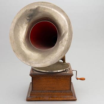 An early 20th Century phonograph.