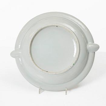 Värmefat, porslin. Qingdynastin, Kanton, 1800-tal.