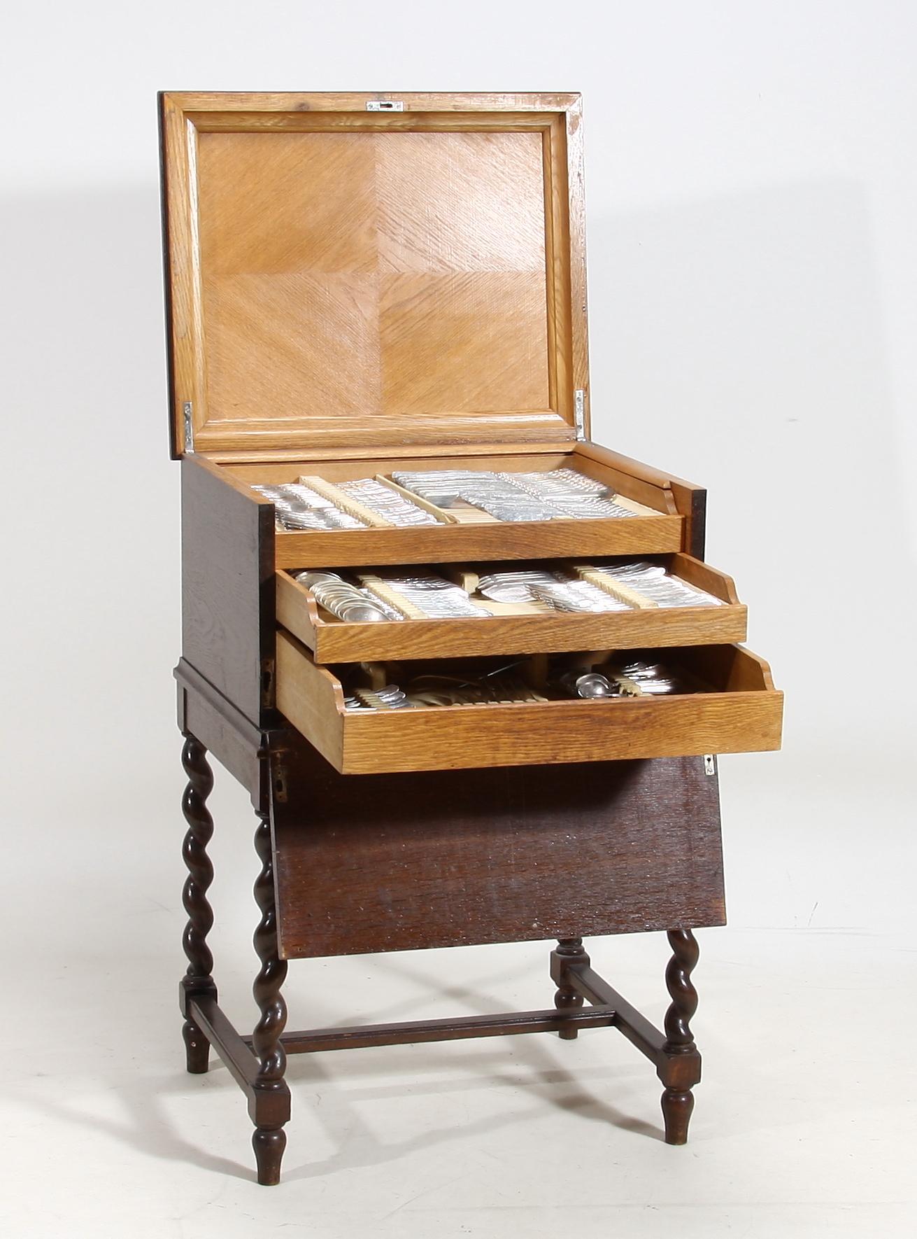 SCHATULL MED BESTICKSERVIS, barockstil resp nysilverbestick av Chippendaletyp. 1920-30-tal.