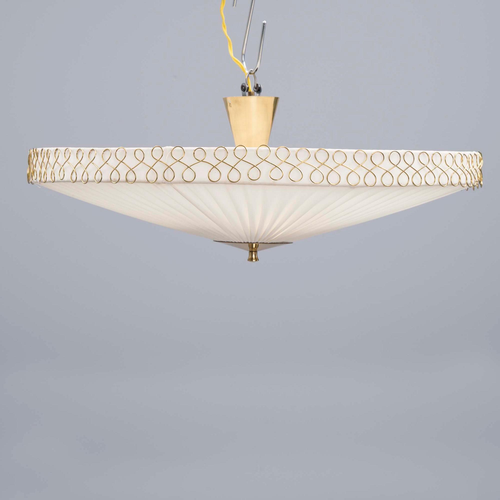 TAKLAMPA, Itsu, 1900-talets mitt. Höjd ca 25 cm.