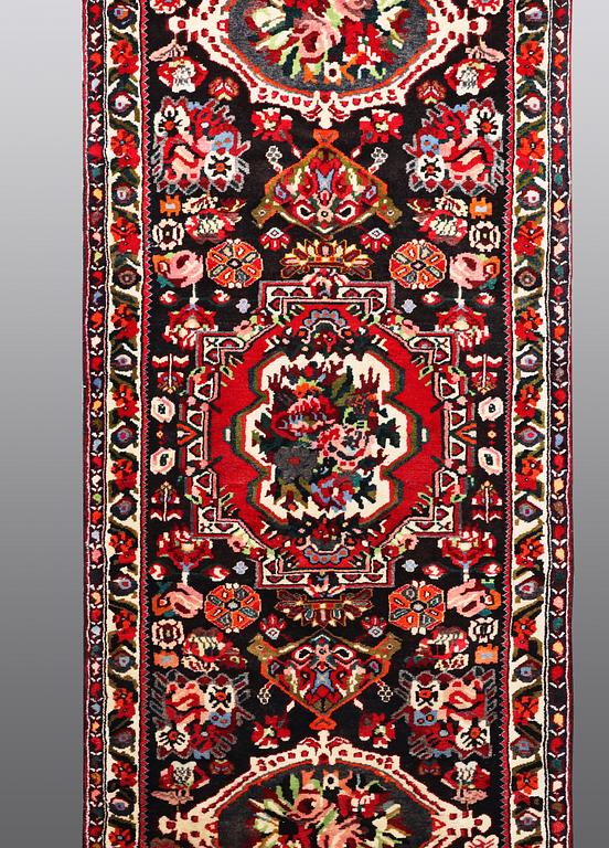 A RUNNER, Bakhtiari, ca 318 x 123 cm.