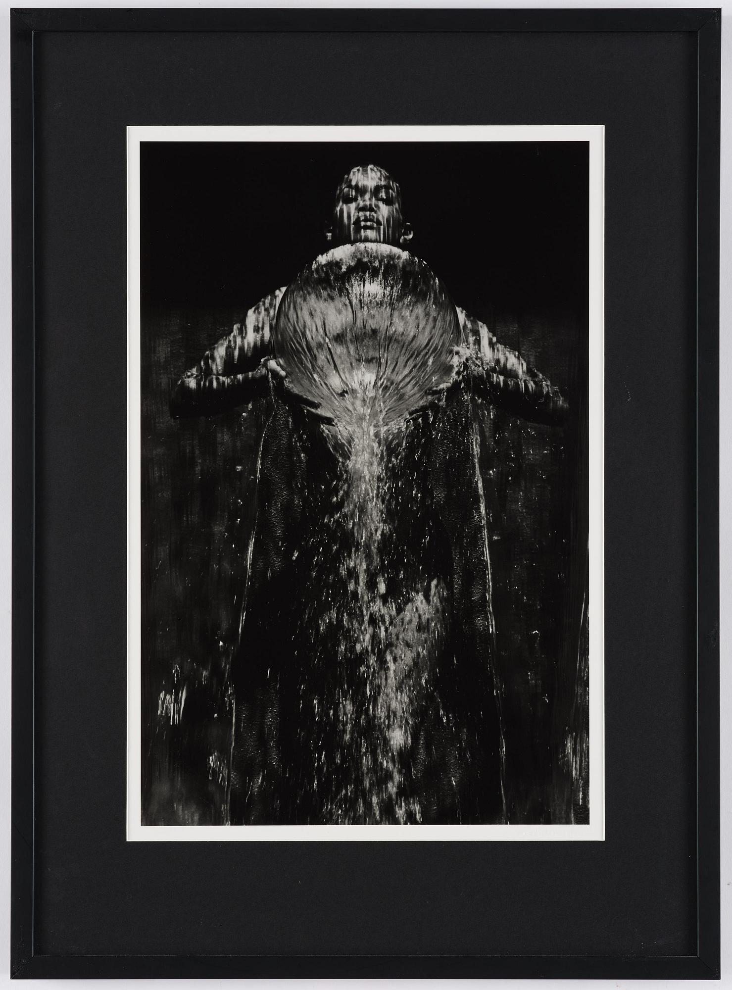 Herb Ritts, "Rachel holding sphere, Hollywood 1989.".