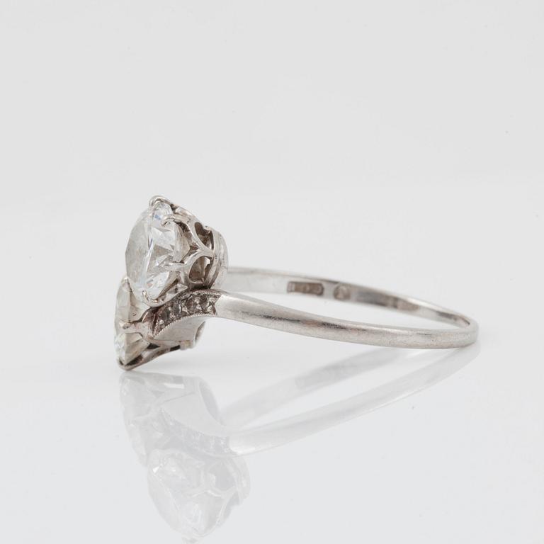 RING i syskonmodell, med diamanter, äldre slipning, totalt ca 2.00 ct, H-I/VS1.