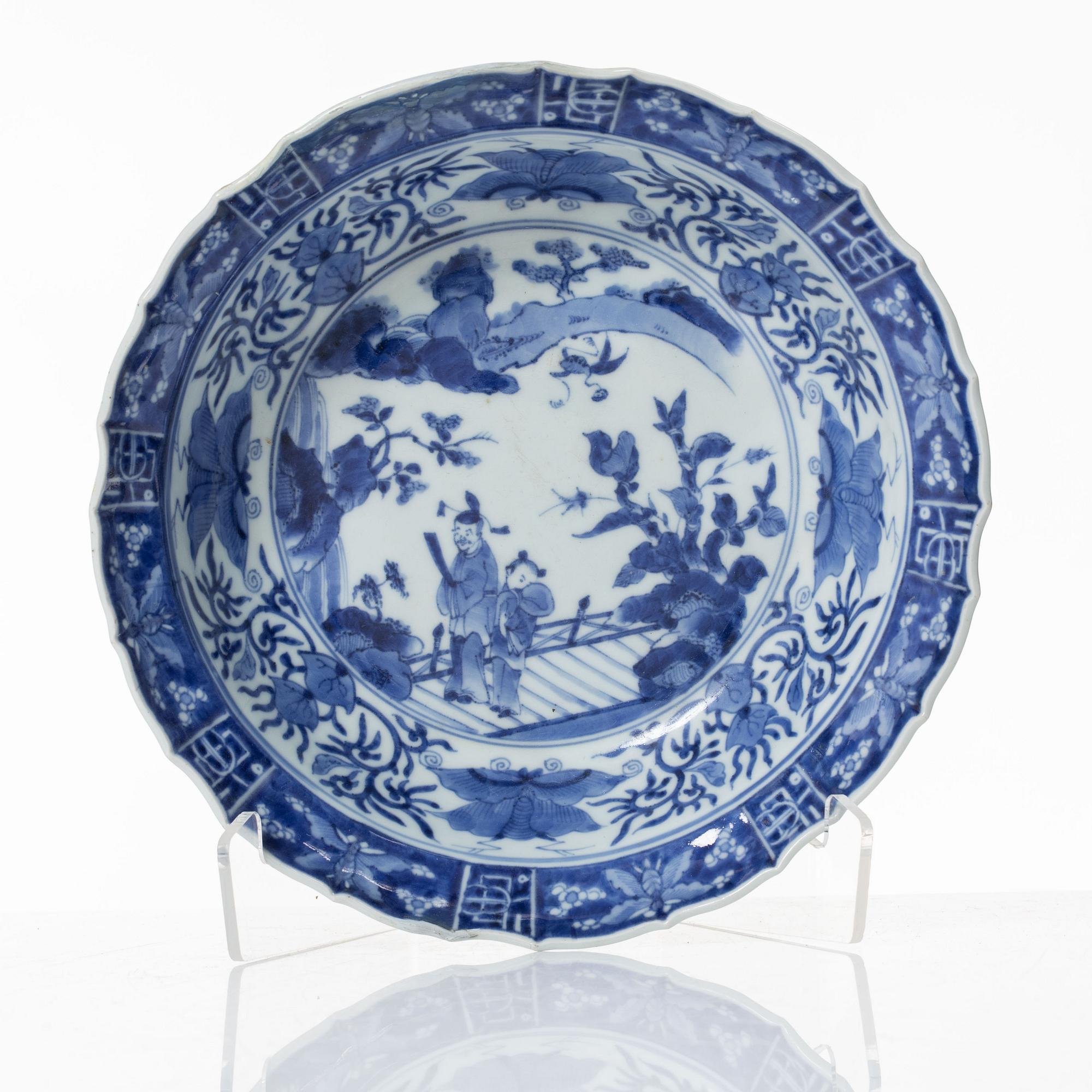 A Chinese blue and white porcelain bowl, late Qing dynasty / around 1900.