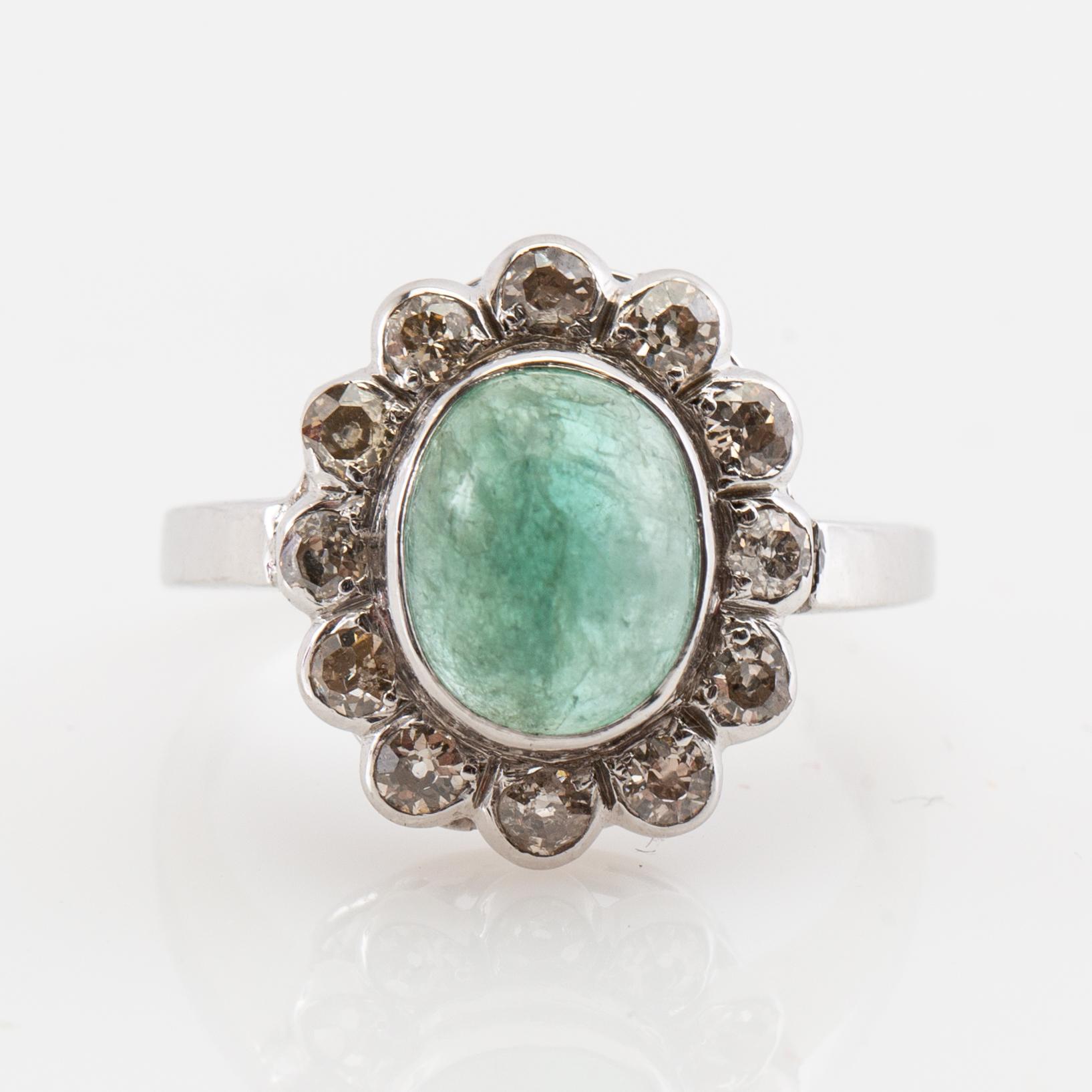 Ring, 18K vitguld med smaragd och diamanter.