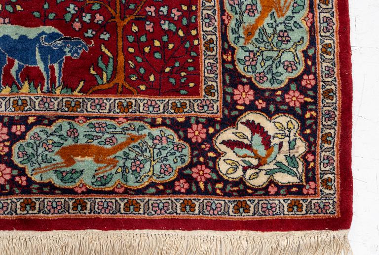 Carpet, Tabriz, with hunting motif. 220 x 140 cm.