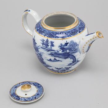 A late 18th century porcelian chinese teapot.