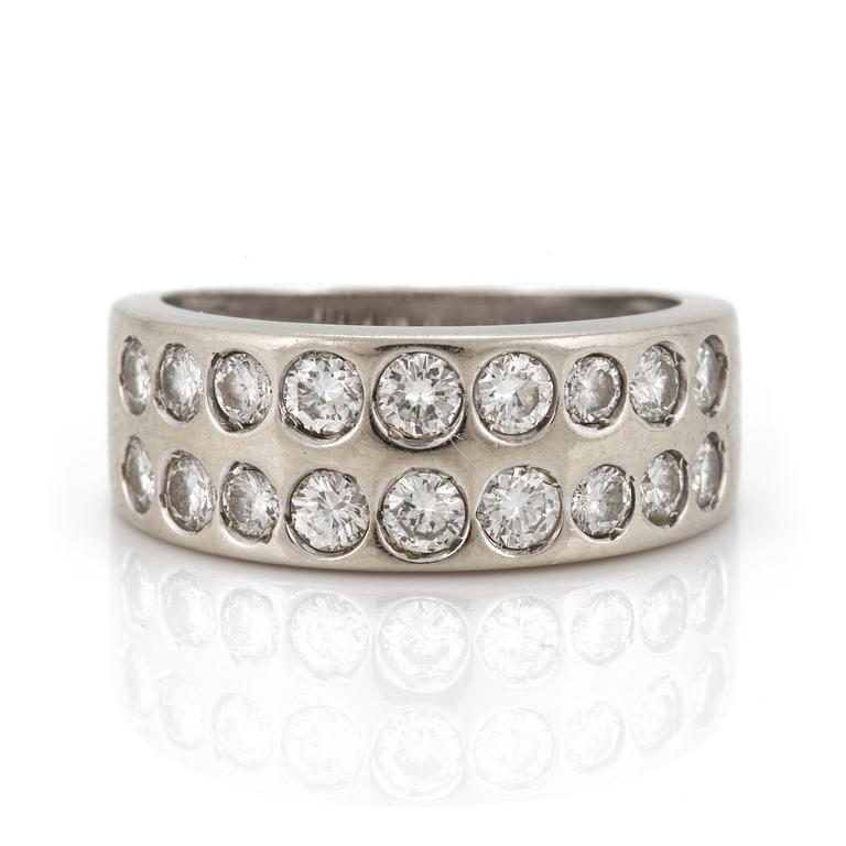 A ring set with round, brilliant-cut diamonds.