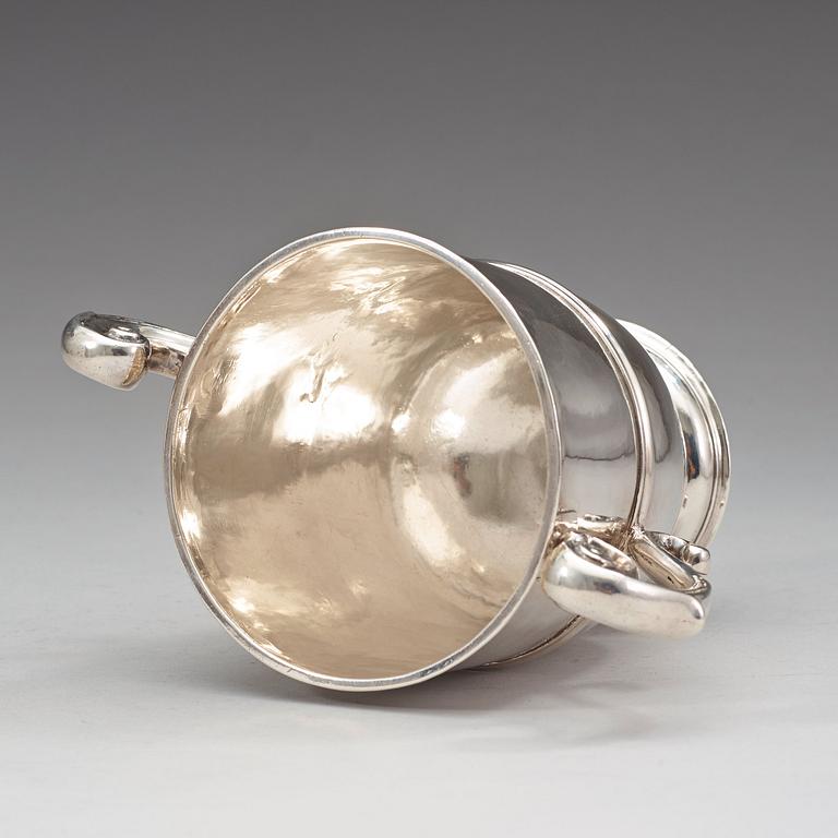 POKAL med hänklar, s.k. "lovingcup", sannolikt av Thomas Bolton, Dublin 1714-1715.