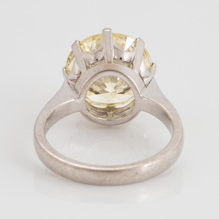 An 18K white gold ring set with a round brilliant-cut diamond ca 6.50 cts quality ca Light Yellow vvvs -vs.