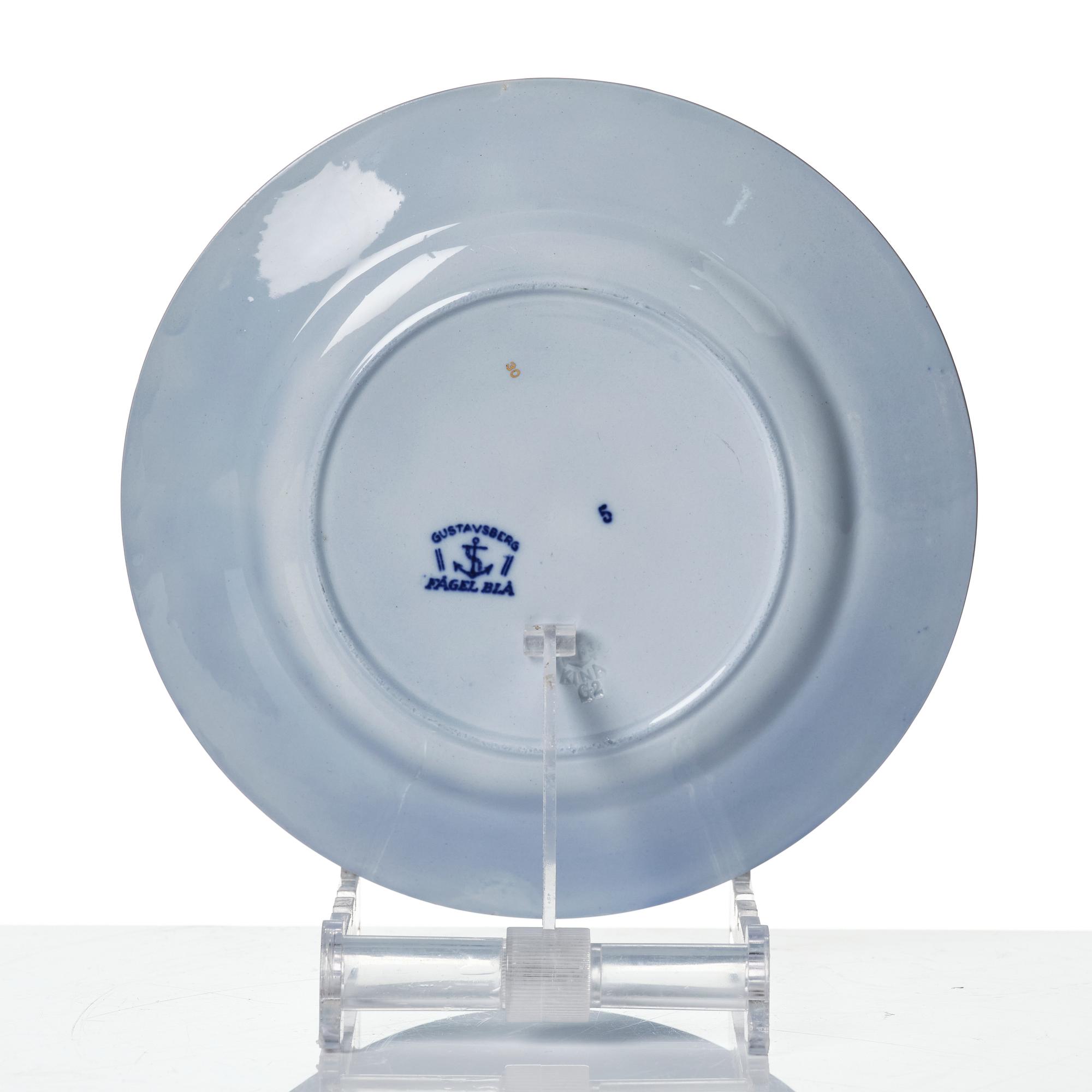 Wilhelm Kåge, mattallrikar samt fat, 16 delar, flintgods och porslin, "Fågel Blå", Gustavsberg, i produktion 1932-33.