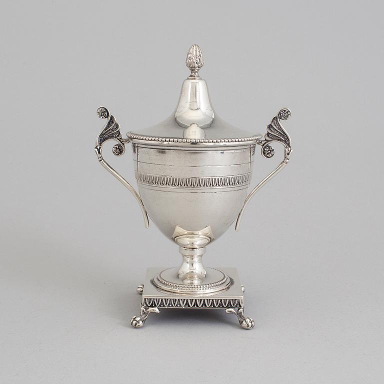 A SILVER SUGAR BOWL AND COVER, first half of the 20th century.