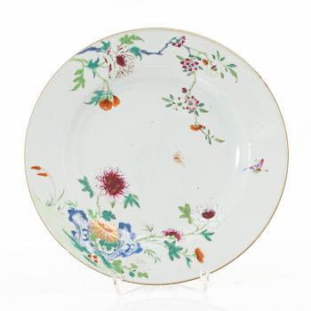 Tallrikar, tre stycken, porslin. Qingdynastin, 1700-tal.