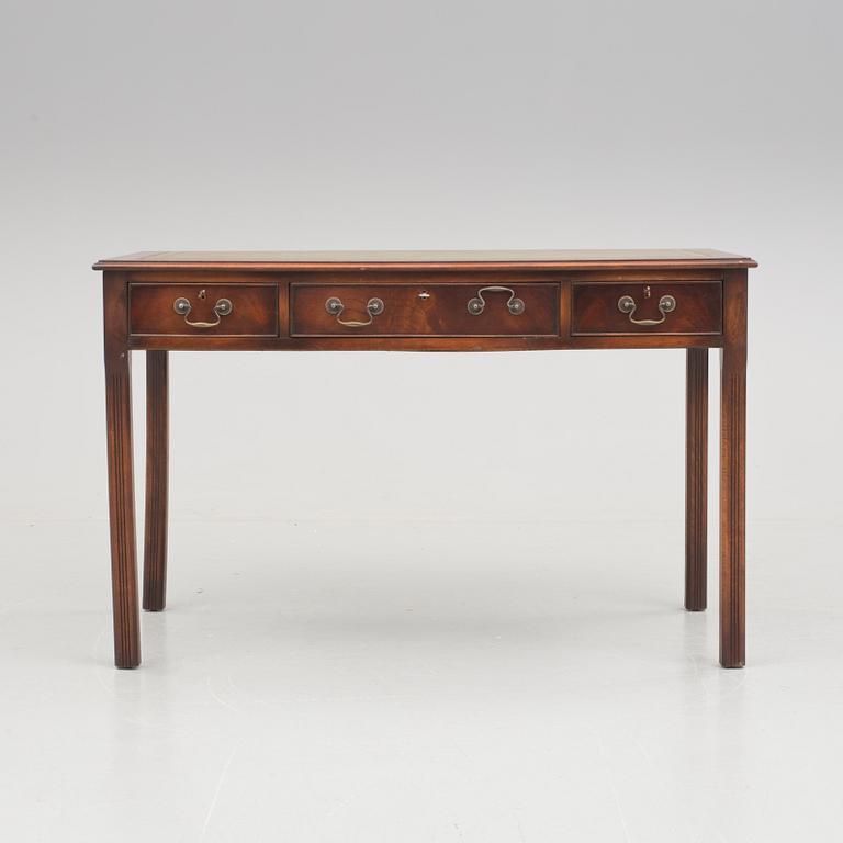 SKRIVBORD. Engelsk stil, 1900-talets andra hälft.