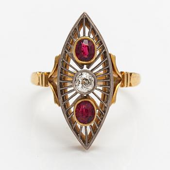 An 18K gold ring with red spinels and an old-cut diamond ca. 0.25 ct.